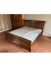 MOBILI 2G - Letto matrimoniale classico traforato legno noce bassano 180X216X120 vista frontale