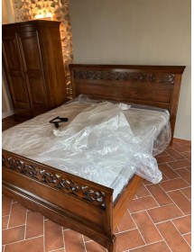 MOBILI 2G - Letto matrimoniale classico traforato legno noce bassano 180X216X120 vista frontale