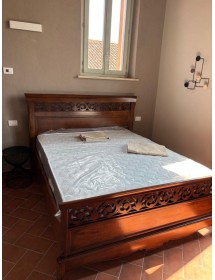 MOBILI 2G - Letto matrimoniale classico traforato legno noce bassano 180X216X120 vista frontale