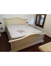 MOBILI 2G - Letto matrimoniale legno shabby avorio anticato testata ecopelle beige 187X211X117 vista frontale