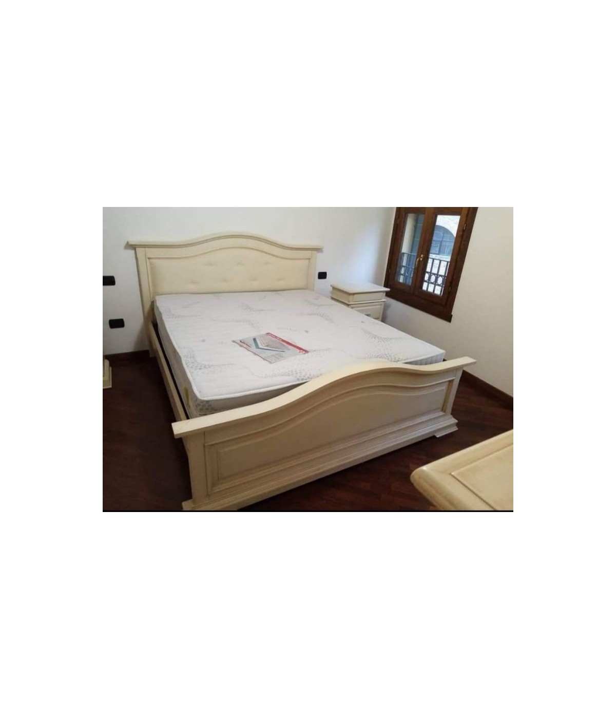 MOBILI 2G - Letto matrimoniale legno shabby avorio anticato testata ecopelle beige 187X211X117 vista frontale