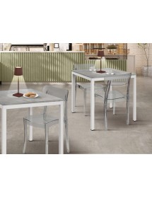 Set 2 Tavoli quadrati fissi grigio cemento gambe bianche cucina bar ristorante 80x80x75 vista frontale