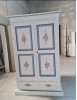 Armadio 2 porte 2 cassetti bianco filo azzurro decori 125X60X200 vista frontale