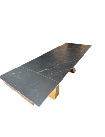 Tavolo moderno allungabile piano nero effetto marmo gambe oro 160x90x78 vista frontale