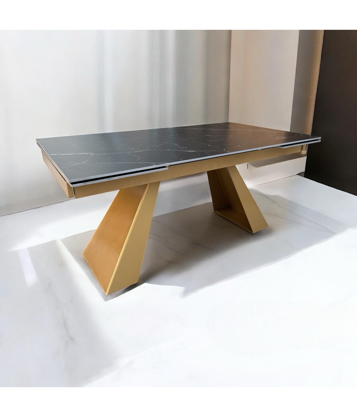 Tavolo moderno allungabile piano nero effetto marmo gambe oro 160x90x78 vista frontale