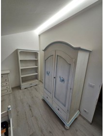 Armadio 2 porte legno shabby bianco anticato filo azzurro pavoncella 125X61X200 VISTA FRONTALE