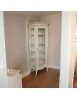 MOBILI 2G - Vetrina sagomata 1 porta legno shabby bianco anticato 71x48x204 (3095) vista frontale