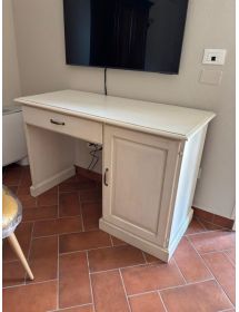 Scrivania porta frigo arte povera legno bianco anticato 1 porta 1 cassetto 125X56X80