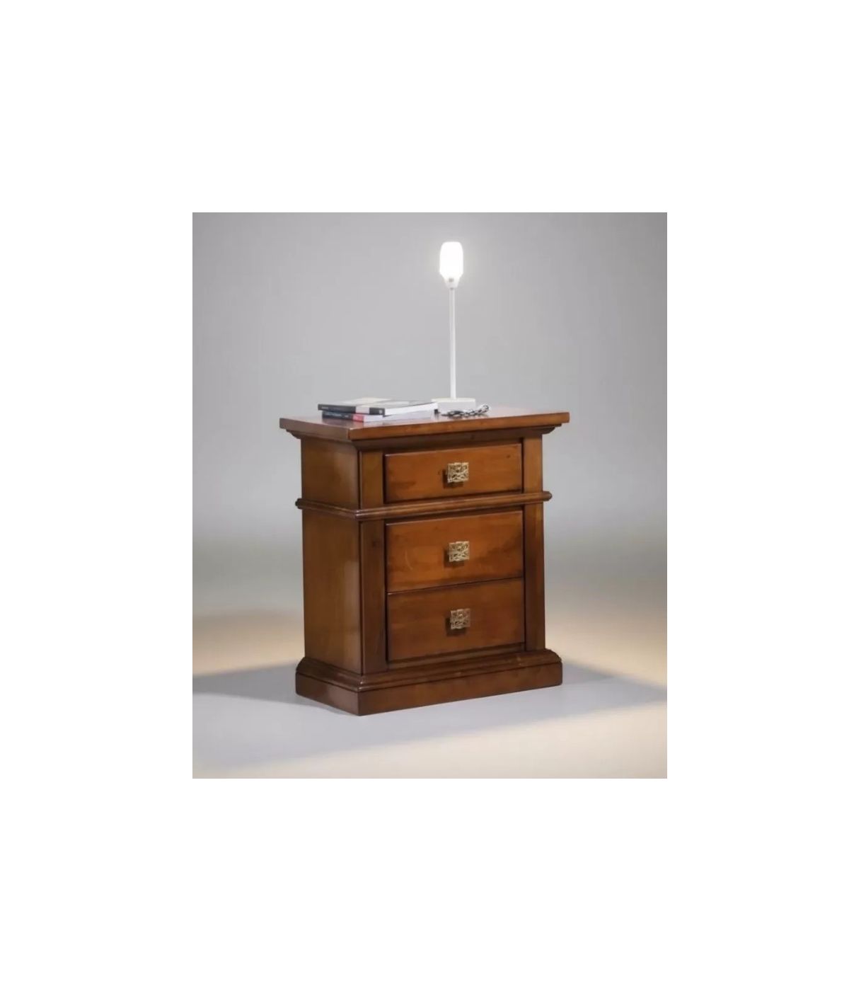 MOBILI 2G - COMODINO CLASSICO IN LEGNO 3 CASSETTI TINTA NOCE L.55 x P.37 H.67 vista frontale