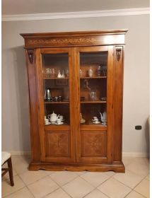 Soggiorno credenza contro mobile tavolo sedie arte povera classica