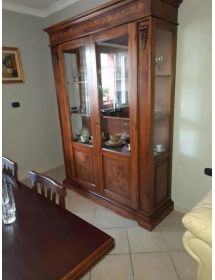 Soggiorno credenza contro mobile tavolo sedie arte povera classica