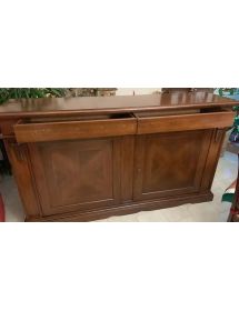 Soggiorno credenza contro mobile tavolo sedie arte povera classica