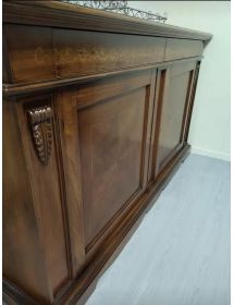Soggiorno credenza contro mobile tavolo sedie arte povera classica