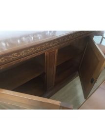 Soggiorno credenza contro mobile tavolo sedie arte povera classica