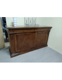 Soggiorno credenza contro mobile tavolo sedie arte povera classica