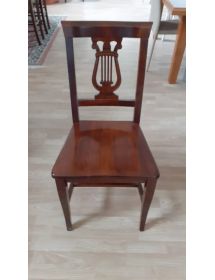 Soggiorno credenza contro mobile tavolo sedie arte povera classica