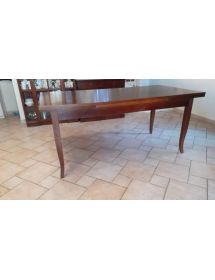 Soggiorno credenza contro mobile tavolo sedie arte povera classica