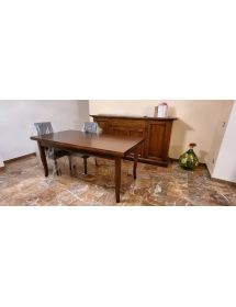 Soggiorno credenza contro mobile tavolo sedie arte povera classica