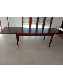 Soggiorno credenza contro mobile tavolo sedie arte povera classica