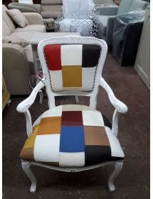 Poltrona parigina colorata imbottita con braccioli in legno bianco