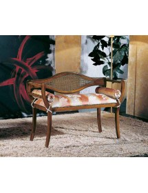 DIVANETTO IMBOTTITO IN LEGNO CON FREGI 103x38x77