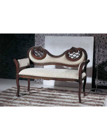 DIVANETTO IMBOTTITO IN LEGNO CON FREGI 114X47X82