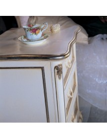 MOBILI 2G - Gruppo Cassettiera e Comodini 3 cassetti Classici Legno Shabby Bianco Argento vista comodino decori