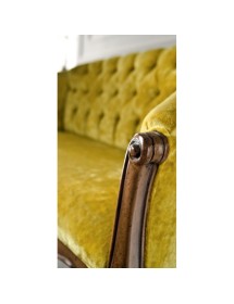 MOBILI 2G - Divano classico 2 posti legno imbottito tessuto senape 123X62X90 VISTA LATERALE CAPITONNE'