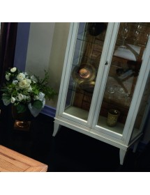 MOBILI 2G - Vetrina classica 2 porte legno bianco shabby 83X36X170 vista frontale ante e gambe