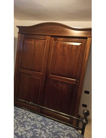 MOBILI 2G - Armadio arte povera in legno 2 ante scorrevoli gendarme tinta noce 181x66x225 vista frontale