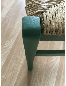MOBILI 2G - SET 02 SEDIE IN LEGNO MASSELLO FINITURA ANILINA VERDE/PAGLIA vista frontale colore