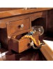MOBILI 2G - Bureau classico 9 cassetti in legno bassano 56X41x120 vista frontale aperto cassetto