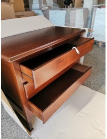 MOBILI 2G - Gruppo 1 Cassettiera 2 Comodini arte povera tinta noce vista frontale cassetti aperti