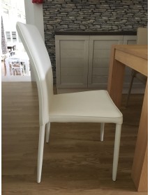 MOBILI 2G - SET 4 SEDIE MODERNE IN ECOPELLE BIANCA CON STRUTTURA IN METALLO (709) vista frontale