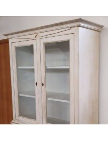 MOBILI 2G - Cristalliera 2 porte legno shabby bianco anticato 117x46x220 VISTA FRONTALE