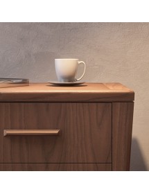 MOBILI 2G - COMODINO 2 CASSETTI SAGOMATO IN LEGNO MASSELO TINTA NATURALE L.58 P.40 H.53 VISTA FRONTALE