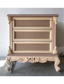 MOBILI 2G - Comodino 3 cassetti 1 tiretto classico barocco Legno grezzo 68x55x70 vista frontale