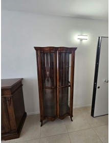MOBILI 2G - Vetrina classica vetro curvo Legno tinta noce scuro 89X44X186 VISTA FRONTALE