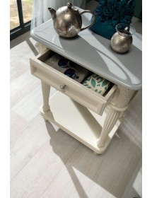 MOBILI 2G - COMODINO 1 CASSETTO INTAGLIATO IN LEGNO GREZZO L.55 P.37 H.71 VISTA FRONTALE