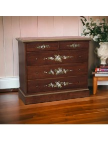 MOBILI 2G - Cassettiera arte povera 5 cassetti legno noce scuro decori 117x51X101 vista frontale