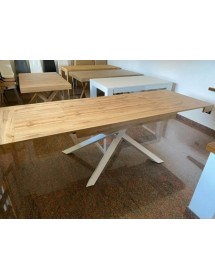 MOBILI 2G - TAVOLO CON 2 ALLUNGHE, FINITURA ROVERE NODATO (1616) vista frontale