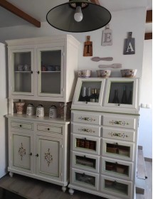 CRISTALLIERA IN LEGNO 2 ANTE BIANCA/DECORI FLOREALI L.104 P.43 H.20...