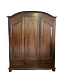 MOBILI 2G - Armadio arte povera 3 porte 3 cassetti sagomato tinta noce 181x61x224 VISTA FRONTALE