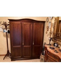 MOBILI 2G - Armadio 3 ante in legno massello arte povera tinta noce 158x56x197 vista frontale