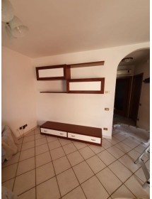 MOBILI 2G - Parete attrezzata in legno shabby chic bianco avorio e noce 209x36/45x220 VISTA FRONTALE