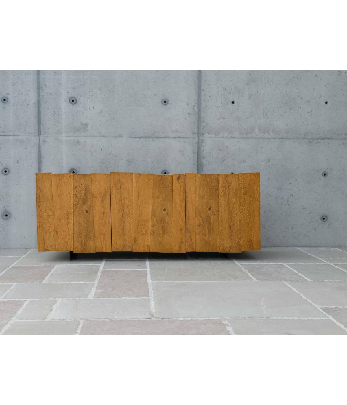 MOBILI 2G - MADIA CREDENZA 3 ANTE BATTENTI IN ROVERE NODATO PIEDINI IN FERRO L.198 P.50 H.81 (1627) vista frontale