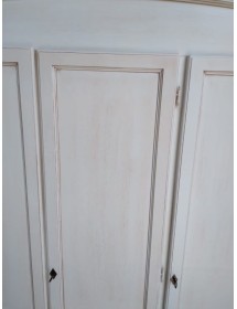 MOBILI 2G - Armadio 3 ante legno gendarme shabby bianco anticato 158x56x197H vista frontale